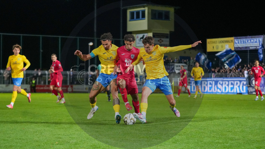 Fußball, Herren, Saison 2025/2026, Regionalliga Nordost, 13. Spieltag, FSV 63 Luckenwalde vs. SV Babelsberg 03, Freitag 24.10.2025, Werner-Seelenbinder-Stadion Luckenwalde, | Fußball, Herren, Saison 2025/2026, Regionalliga Nordost, 13. Spieltag, FSV 63 Luckenwalde vs. SV Babelsberg 03, Freitag 24.10.2025, Werner-Seelenbinder-Stadion Luckenwalde, Im Bild: v.l. Andreas Pollasch (Luckenwalde), Gorge Didoss (Babelsberg) und Mike Bachmann (Luckenwalde) - Realisiert mit Pictrs.com