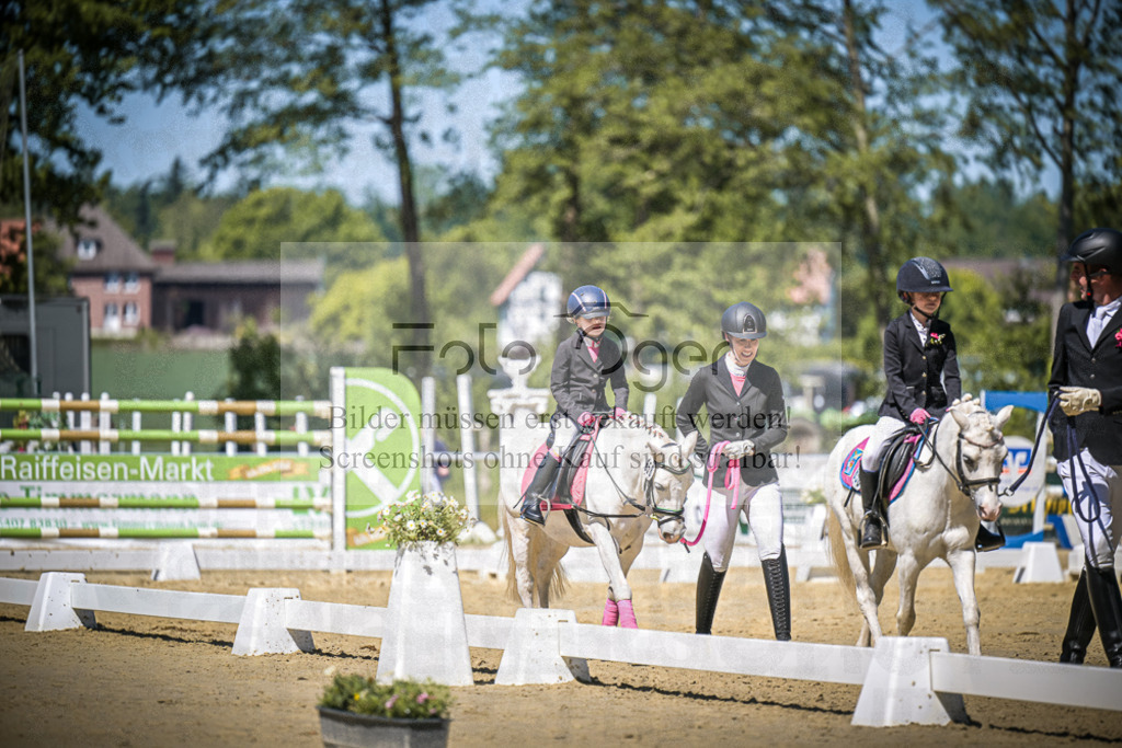 DOS_8820 | Entdecke hochwertige Reitturnierfotos von Foto Oger. Professionell, emotional und authentisch – jetzt Lieblingsmomente im Shop bestellen.Deutschlandweite Turnierfotografie. - Realisiert mit Pictrs.com