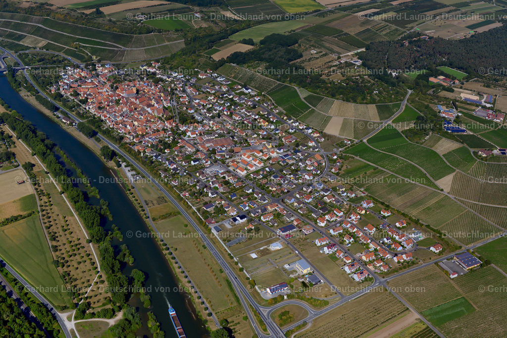 3650337 | SOMMERHAUSEN 31.08.2016 Stadtgebiet mit Außenbezirken und Innenstadtbereich am Rand von landwirtschaftlichen Feldern und Ackerflächen in Sommerhausen im Bundesland Bayern, Deutschland // Urban area with outskirts and inner city area on the edge of agricultural fields and arable land in Sommerhausen in the state Bavaria, Germany Foto: Gerhard Launer