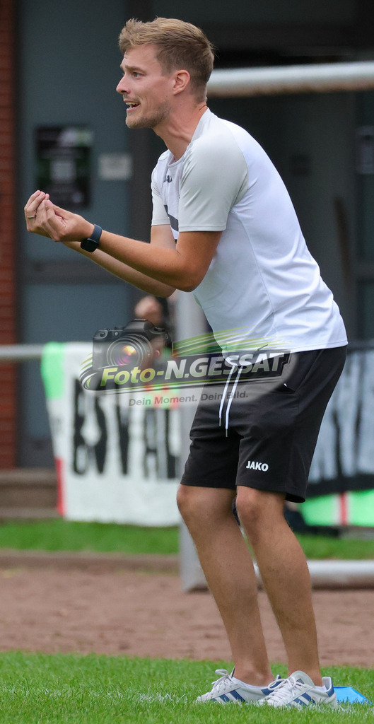 Bünder SV - VfL Holsen | Auf dem Bild zu sehen: Bünder SV Trainer: Timo Westerbeck Bünder SV, VfL Holsen, Saison 26/27, Kreisliga A, Bünde, Deutschland - Realisiert mit Pictrs.com