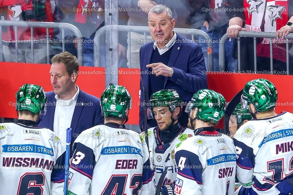 KEC20042601093 | 20.04.2026, Eishockey, DEL Halbfinale Play-Offs, Kölner Haie - Eisbären Berlin, Spiel 6, Lanxess-Arena Köln: Cheftrainer Serge Aubin (Eisbären Berlin #hc) macht seiner Mannschaft eine Ansage gestikulierend am Spielfeldrand  