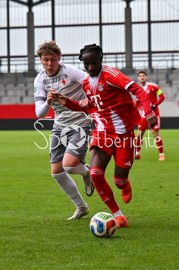 FC Bayern München - Berliner Athletik Klub | MUNICH, GERMANY - 21. FEBRUARY: im Duell Luca HECHT (Berliner AK U19 41) und Richard AJAYI (FC Bayern München U19 3) während dem Spiel zwischen der U19 des FC Bayern München und der U19 des Berliner Athletik Klubs am 3. Spieltag der DFB-U19 Nachwuchsliga am FC Bayern Campus