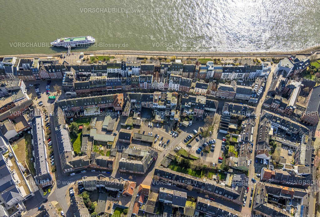 Emmerich240313267 | Luftbild, Wohngebiet und Parkplatz Hinter dem Engel an der Rheinpromenade mit Ausflugsschiff, Emmerich, Emmerich am Rhein, Nordrhein-Westfalen, Deutschland
