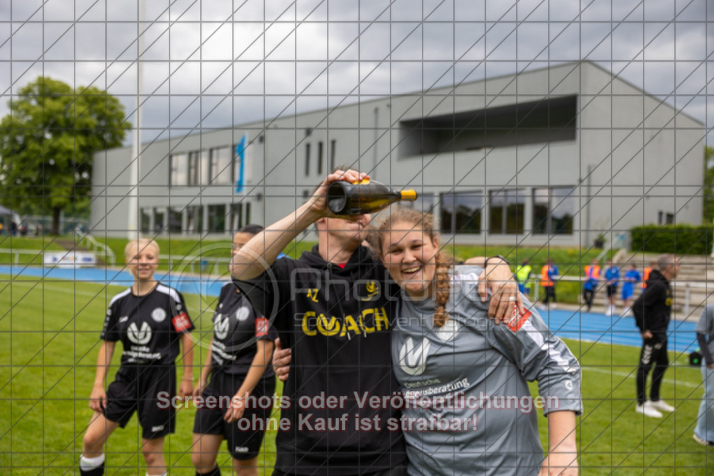 20250529_151011_1723 | #,  SGM Wendlingen-Ötlingen II (blau) vs. 1.FC Donzdorf II (schwarz), Fussball, Frauen-Bezirkspokal Finale Saison 2024/2025, Rasenplatz VfL Stadion Kirchheim, Jesinger Straße 105, 73230 Kirchheim, 29.05.2025 - 13:00 Uhr,Foto: PhotoPeet-Sportfotografie/Peter Harich