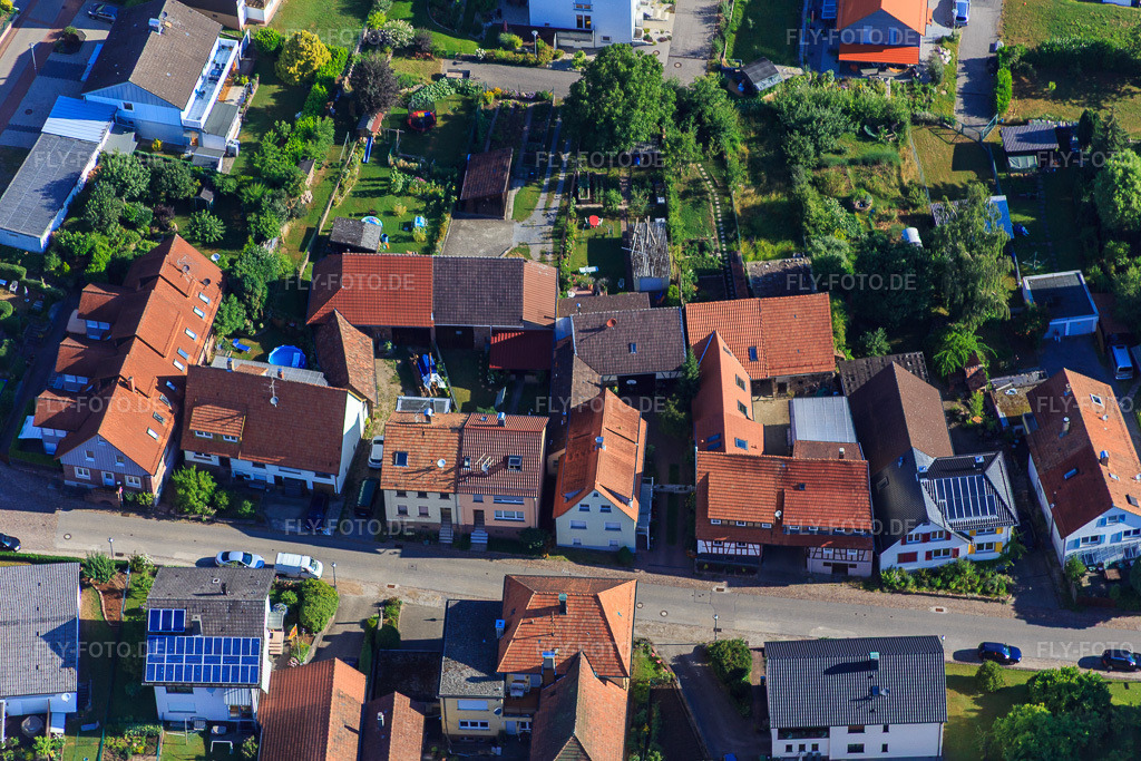 Luftbild: Lange Straße im Ortsteil Schluttenbach in Ettlingen im Bundesland Baden-Württemberg in Deutschland. Foto: IMG_084010.jpg vom 26.07.2015 durch Werner Riehm/FLY-FOTO.de