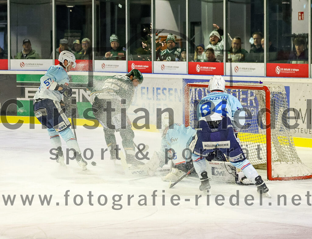 2025-12-23_129_TSV_Erding_gegen_Heilbronner_Falken | Erding, Deutschland, 23.12.2025:Eishockey, Oberliga Süd 2025 / 2026, 29. Spieltag, TSV Erding gegen Heilbronner Falken, Endergebnis: 5:4Luis Ludin (Heilbronner Falken, #57), Marc Schmidpeter (Erding Gladiators, #33), Torwart Franz Jokinen (Heilbronner Falken, #75), Malte Krenzlin (Heilbronner Falken, #84)Foto: Christian Riedel / fotografie-riedel.net
