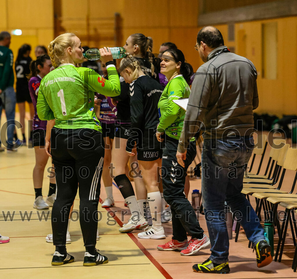 2024-02-10_071_SpVgg_Altenerding_gegen_SVA_Palzing | Erding, Deutschland, 10.02.2024:
Handball, Bezirksoberliga Frauen Altbayern 2023 / 2024, 14. Spieltag, SpVgg Altenerding gegen SVA Palzing, Endergebnis: 27:28

Torfrau Hanna Obermair (SpVgg Altenerding, #1), Torfrau Anna-Lena Schmitt (SpVgg Altenerding, #99), Trainer Stefan Bernauer (SpVgg Altenerding)

Foto: Christian Riedel / fotografie-riedel.net