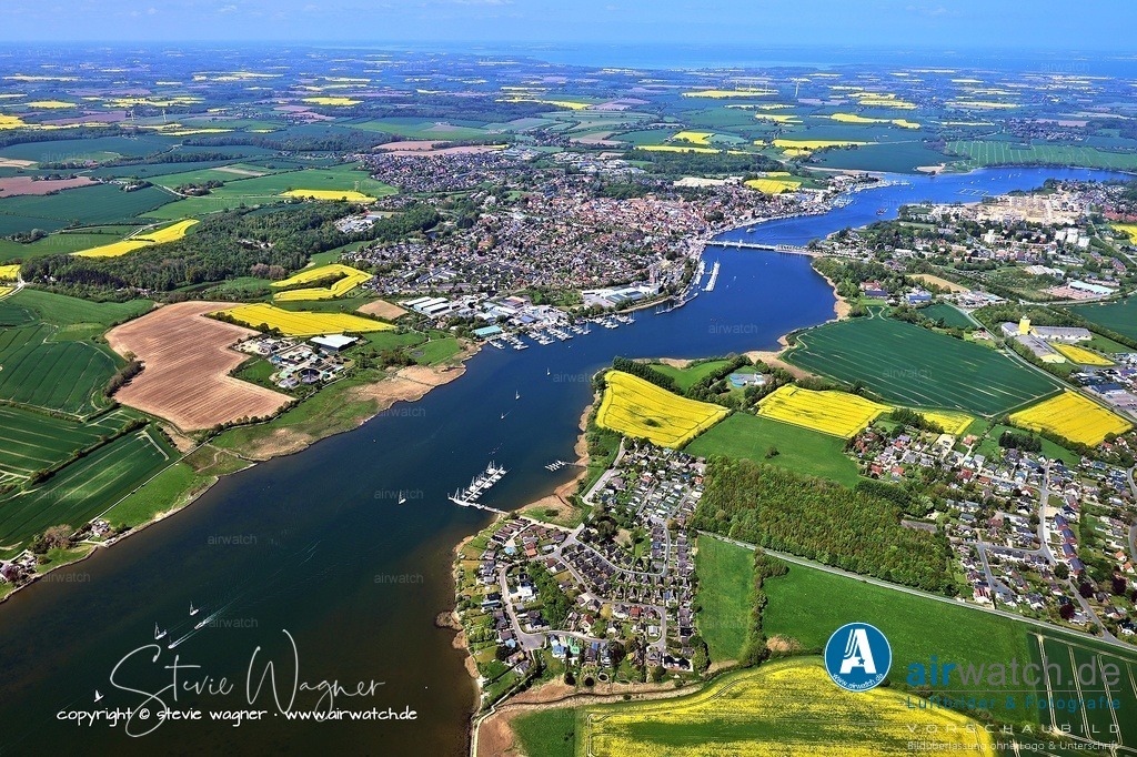 Luftbild Kappeln an der Schlei - Die Stadt liegt am Übergang der Schlei zur Ostsee | Kappeln an der Schlei ist eine Kleinstadt im Kreis Schleswig-Flensburg in Schleswig-Holstein, Deutschland. Die Stadt liegt am Übergang der Schlei zur Ostsee und erstreckt sich über die historischen Landschaften Angeln und Schwansen. Erstmals urkundlich erwähnt wurde Kappeln 1357. Mit rund 8.812 Einwohnern (Stand: 31. Dez. 2024) und einer Fläche von 43,33 km² prägt das maritime Flair die Stadt.