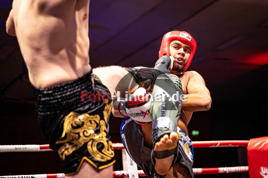 Sokol ibishi (Ho-Jen Lindau) blau gegen Milutin Djordjevic (Kampfsport Kosaric) rot | MFA Fight Night Herren K1 Style -80kg Kampf 5, Sokol ibishi (Ho-Jen Lindau) blau gegen Milutin Djordjevic (Kampfsport Kosaric) rot, 20251108,,2025-11-08 in Penzberg (Wellenberghalle Penzberg), Copyright: WolfgangxLindner www.foto-lindner.de