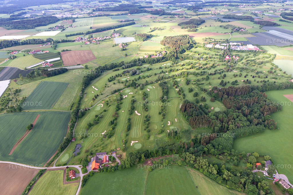 Luftbild: Golfanlage Ravensburg im Ortsteil Schmalegg in Ravensburg im Bundesland Baden-Württemberg in Deutschland. Foto: IMG_131918.jpg vom 26.05.2022 durch Werner Riehm/FLY-FOTO.deGolfclub Ravensburg