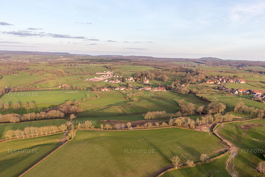 Luftbild: Morlet , Château de Morlet im Burgund in Morlet im Bundesland Saône-et-Loire in Frankreich. Foto: IMG_105513.jpg vom 01.04.2018 durch Werner Riehm/FLY-FOTO.de