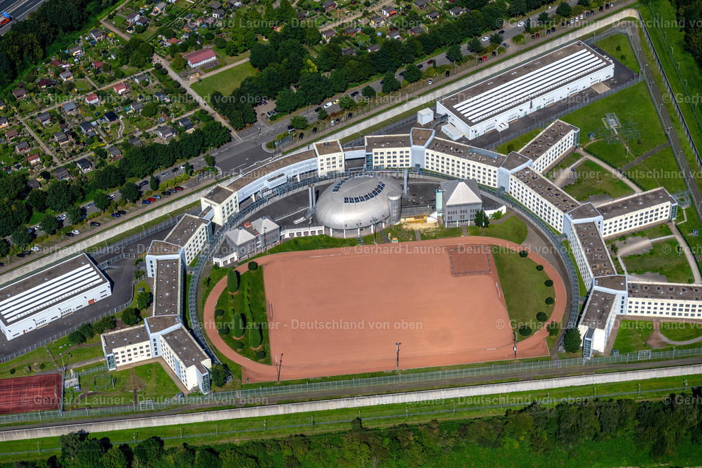 4050323 | GELSENKIRCHEN 25.08.2021 Gefängnis- Gelände und Sicherheitsumzäunung der Justizvollzugsanstalt JVA im Stadtteil Feldmark in Gelsenkirchen im Bundesland Nordrhein-Westfalen, Deutschland. Nur für redaktionelle Nutzung freigegeben ! // prison grounds and high security fence Prison in Gelsenkirchen in the state North Rhine-Westphalia, Germany. Editorial use only ! Foto: Gerhard Launer