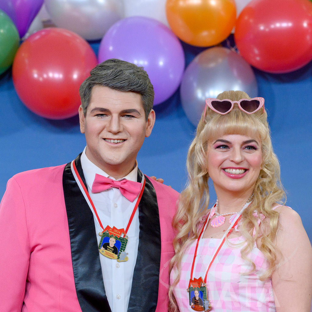 _DWA1758 | Politikerin Katharina Schulze (Grüne) mit ihrem Stellvertreter Johannes Becher (links) bei der TV-Sendung Fastnacht in Franken 2024. Veitshöchheim, 02.02.2024 Bayern Deutschland - Realisiert mit Pictrs.com