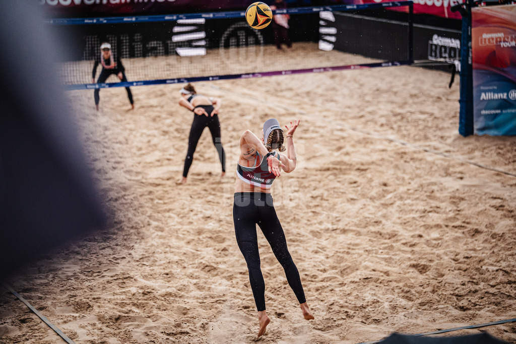 Beachvolleyball | Frauen | Allianz German Beach Tour 2025 | Tourstop Berlin | 23.08.2025 | Melanie Paul beim Aufschlag