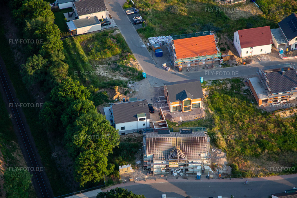 Luftbild: Neubaugebiet Veilchenweg in Kandel im Bundesland Rheinland-Pfalz in Deutschland. Foto: IMG_136283.jpg vom 07.06.2023 durch Werner Riehm/FLY-FOTO.de