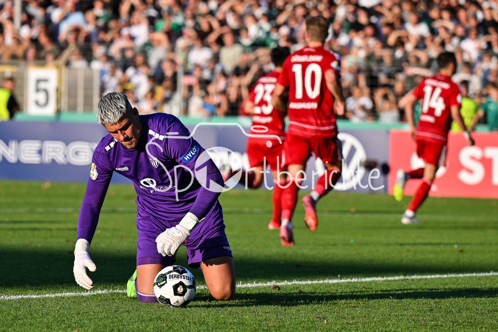1. FC Schweinfurt 05 - Fortuna Düsseldorf | Jubel der Gäste nach dem Treffer zum 1-2 druch Cedric ITTEN (Fortuna 13) / Tor / Torschuetze / Freude / Happy / DFB-Pokal: 1. FC Schweinfurt 05 - Fortuna Düsseldorf; Riedel-Bau Arena am 18.08.2025 / ein enttäuschter Maximilian WEISBÄCKER (Schweinfurt 40) holt dem Ball aus dem Tor