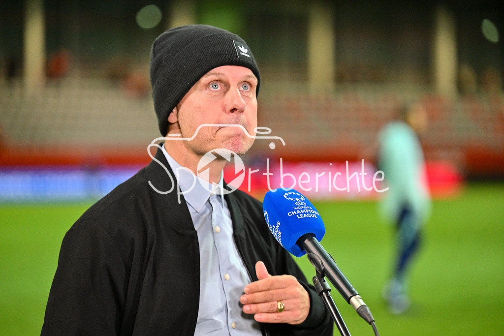 FC Bayern München Frauen - Arsenal London Frauen | im Bild ein nachdenklicher und gluecklicher Alexander STRAUS nach dem Heimsieg gegen arsenal / Interview / Freisteller / Einzelfoto / UEFA Womens Champions League: FC Bayern München Frauen - Arsenal London Frauen, FC Bayern Campus am 09.10.2024