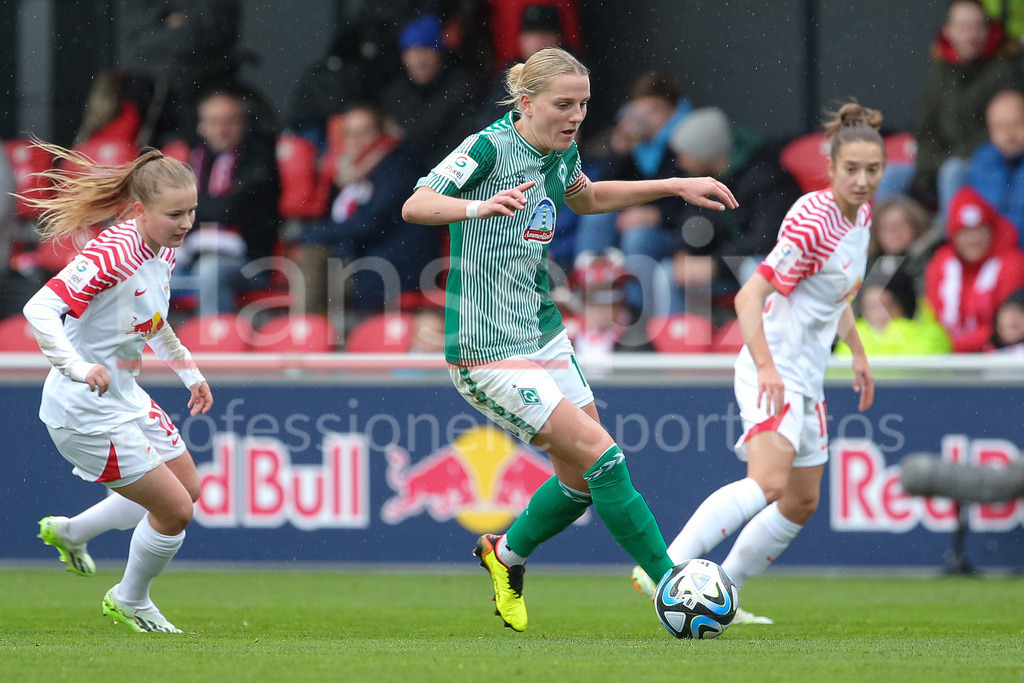 Fussball, Google Pixel Frauen-Bundesliga, RB Leipzig - SV Werder Bremen | v.li.: Lina Hausicke (SV Werder Bremen, 18) am Ball, Einzelbild, Ganzkörper, Aktion, Action, Spielszene, DIE DFB-RICHTLINIEN UNTERSAGEN JEGLICHE NUTZUNG VON FOTOS ALS SEQUENZBILDER UND/ODER VIDEOÄHNLICHE FOTOSTRECKEN. DFB REGULATIONS PROHIBIT ANY USE OF PHOTOGRAPHS AS IMAGE SEQUENCES AND/OR QUASI-VIDEO.