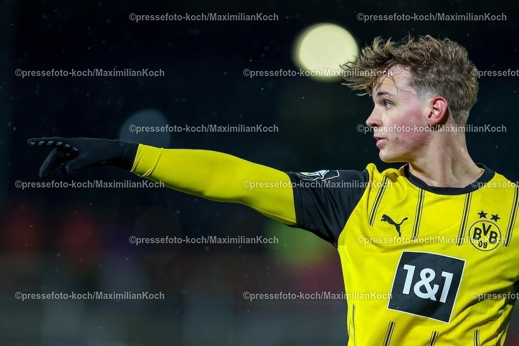 BVBII26012502158 | 26.01.2025, Fußball, 3.Liga, Borussia Dortmund II - Arminia Bielefeld, Stadion Rote Erde, Saison 2024 2025: Cole Campbell (BVBII #37) gestikulierendDFB regulations prohibit any use of photographs as image sequences and or quasi-video.