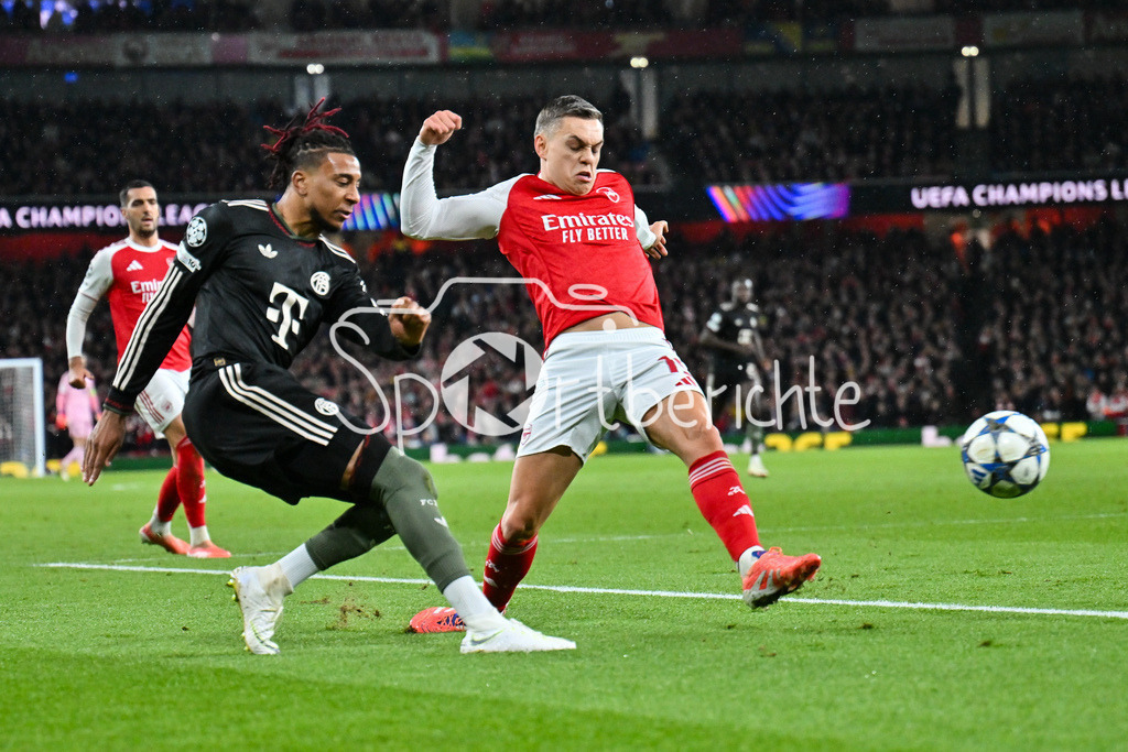 Arsenal FC - FC Bayern München | LONDON, ENGLAND - 26. NOVEMBER: im Duell Michael OLISE (FC Bayern Munich 17) und Leandro TROSSARD (Arsenal FC 19) beim Ligaspiel zwischen Arsenal London und dem FC Bayern München am 5. Spieltag der UEFA Champions League im Emirates Stadium am 26.11.2025