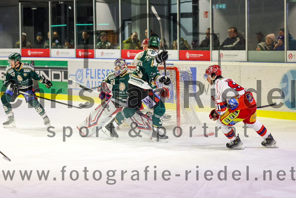 2026-02-20_071_TSV_Erding_gegen_Deggendorfer_SC | Erding, Deutschland, 20.02.2026:Eishockey, Oberliga Süd 2025 / 2026, 49. Spieltag, TSV Erding gegen Deggendorfer SC, Endergebnis: 4:1Paul Pfenninger (Erding Gladiators, #58), Torwart Raphael Fössinger (Erding Gladiators, #60), Marc Schmidpeter (Erding Gladiators, #33), Dante Hahn (Deggendorfer SC, #91)Foto: Christian Riedel / fotografie-riedel.net