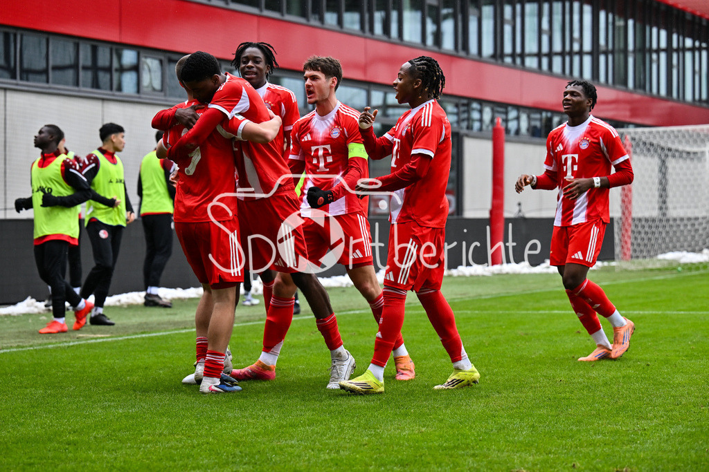 FC Bayern München - Berliner Athletik Klub | MUNICH, GERMANY - 21. FEBRUARY: Jubel der Bayern nach dem Treffer zum 2-1 durch Yll GASHI (FC Bayern München U19 9) / Tor / Torschuetze / Freude / Happy während dem Spiel zwischen der U19 des FC Bayern München und der U19 des Berliner Athletik Klubs am 3. Spieltag der DFB-U19 Nachwuchsliga am FC Bayern Campus