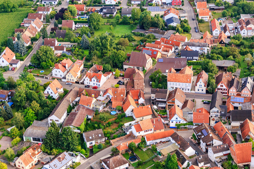 Luftbild: Oberes Tor im Ortsteil Billigheim in Billigheim-Ingenheim im Bundesland Rheinland-Pfalz in Deutschland. Foto: IMG_092795.jpg vom 13.08.2016 durch Werner Riehm/FLY-FOTO.de