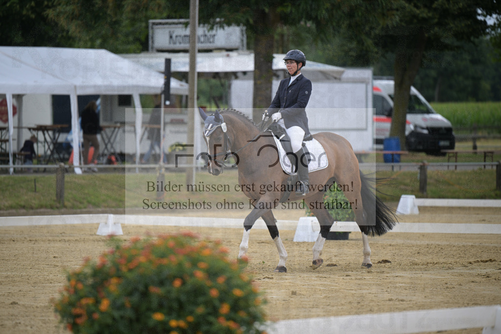DOS_7440 | Entdecke hochwertige Reitturnierfotos von Foto Oger. Professionell, emotional und authentisch – jetzt Lieblingsmomente im Shop bestellen.Deutschlandweite Turnierfotografie. - Realisiert mit Pictrs.com