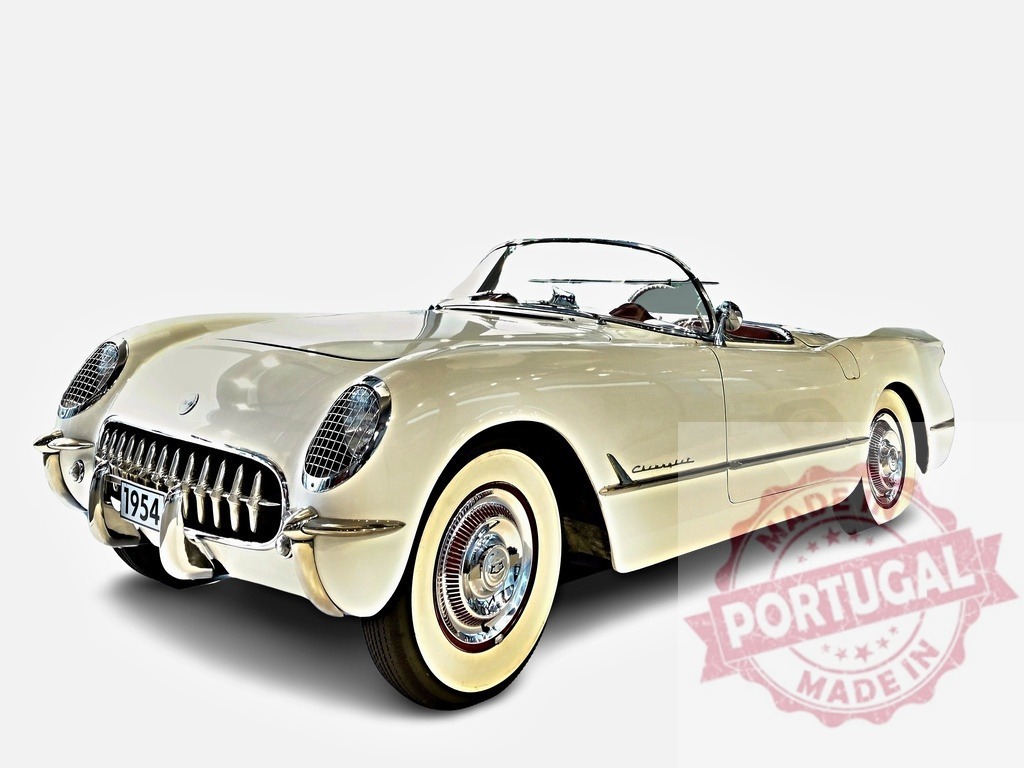 Classic white Chevrolet Corvette convertible from 1954 posing in a studio | Studio shot of a pristine white 1954 Chevrolet Corvette convertible, showcasing its iconic design and timeless elegance - Realisiert mit Pictrs.com