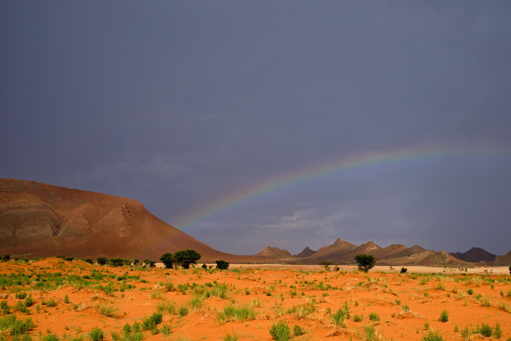 Lichtstimmung mit Regenbogen in der Wüstenlandschaft | Marokko - November 17, 2024: Lichtstimmung mit Regenbogen in der Wüstenlandschaft. - Realisiert mit Pictrs.com