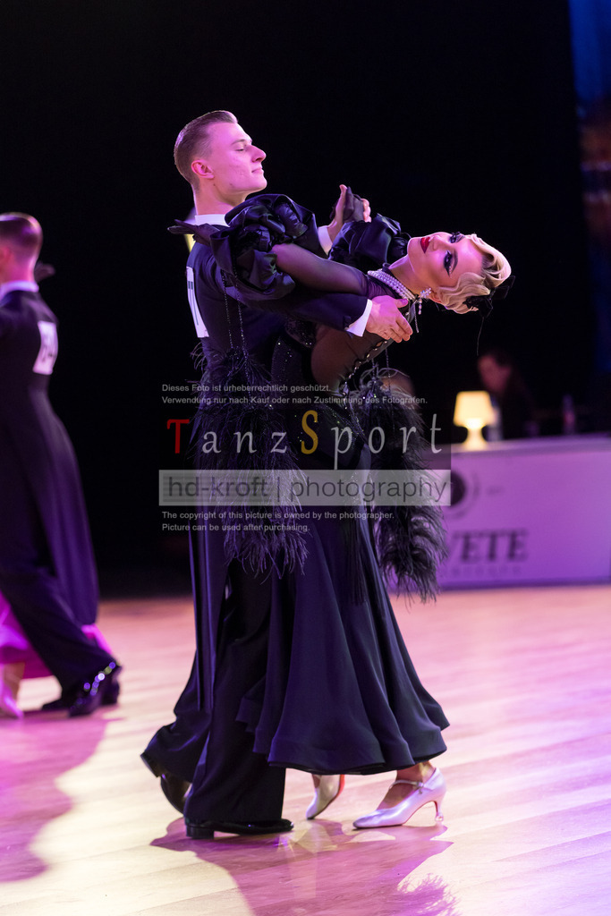 20241215_WDSF_Int_Open_Std-Riga-9770 | Tanzsportbilder, Standardtanz, Lateintanz, WDSF, DTV, LTVB, dancecomp, goc, hessen tanzt, blaues band der spree, walzer, tango, wiener walzer, slowfox, quickstepp, samba, rumba, cha-cha-cha, paso doble. jive, hd-kroft photography, turniertanzsport