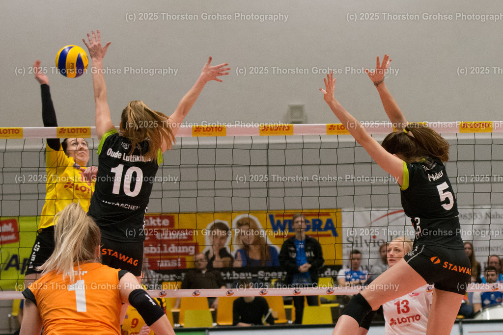 VBL VFB SUHL vs. LADIES IN BLACK AACHEN | Aachen in SCHWARZ gegen Suhl in GELB; VBL VFB SUHL vs. LADIES IN BLACK AACHEN, Volleyball-Bundesliga Frauen am 03.02.2018 in der Multihalle in Meiningen, (Deutschland) - Realisiert mit Pictrs.com