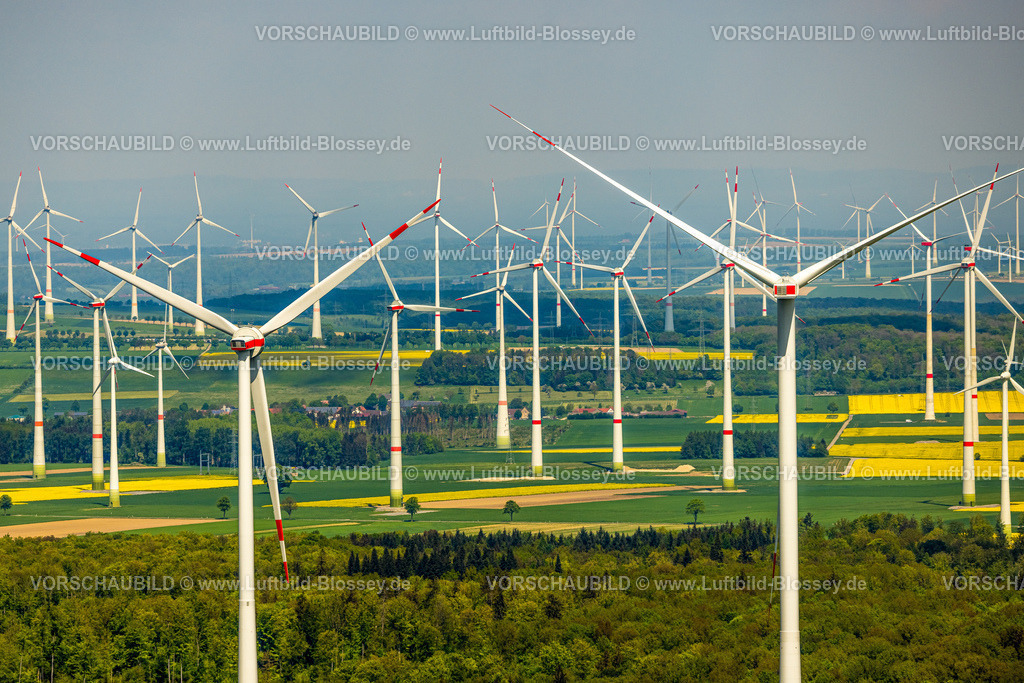 Marsberg240504334Meerhof | Luftbild, Windpark Windenergieanlagen bei Meerhof, Rapsfelder und grüne Wiesen und Felder, Fernsicht mit blauem Himmel, Meerhof, Marsberg, Sauerland, Nordrhein-Westfalen, Deutschland