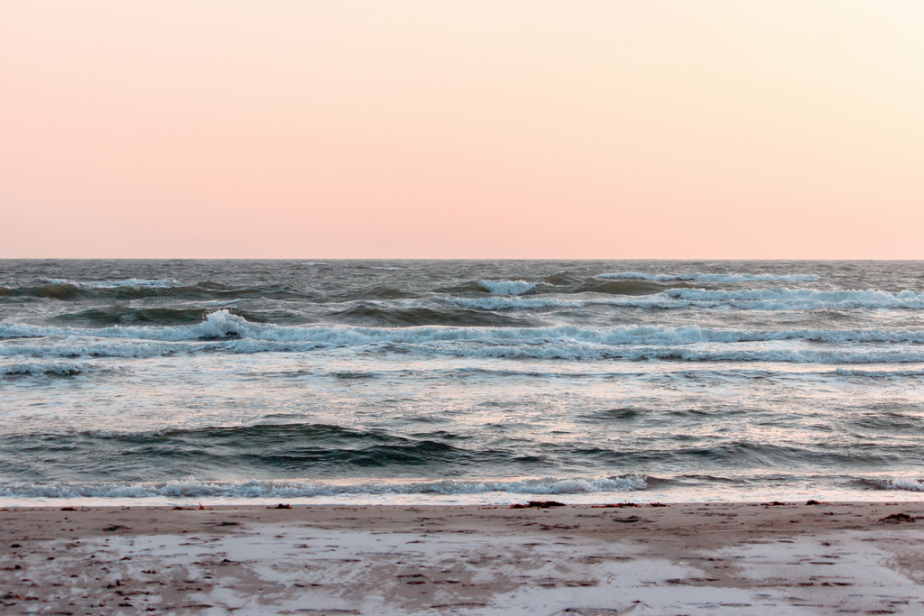 Wandbild: Wellen im Morgenrot in dezenten Farben | Dieses maritime Wandbild im Querformat zeigt das Meer im Morgenrot. Der Himmel ist komplett in ein pastellartiges rotorange getaucht welches auf Ihren Wänden für eine wohnliche Stimmung sorgt. Auf dem Meer sind zahlreiche kleinere Wellen zu sehen. Holen Sie sich diese schöne maritime Morgenstimmung auf Leinwand, Alu-Dibond oder Acrylglas. Ideal fürs Wohnzimmer, Schlafzimmer, Küche, den Arbeitsplatz oder die Ferienwohnung.   - Realisiert mit Pictrs.com