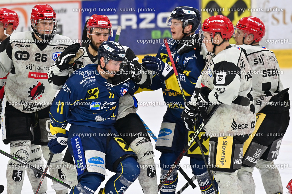 EK Zeller Eisbären vs. HDD Jesenice 1.10.2022 | #11 Ban Daniel, KANYO Tamas, Referees, #47 Glavic Gasper, Faustkampf, #40 Blomberg Niki, #91 Jezovsek Zan, #26 Rep Ozbej, #9 Rajsar Patrik