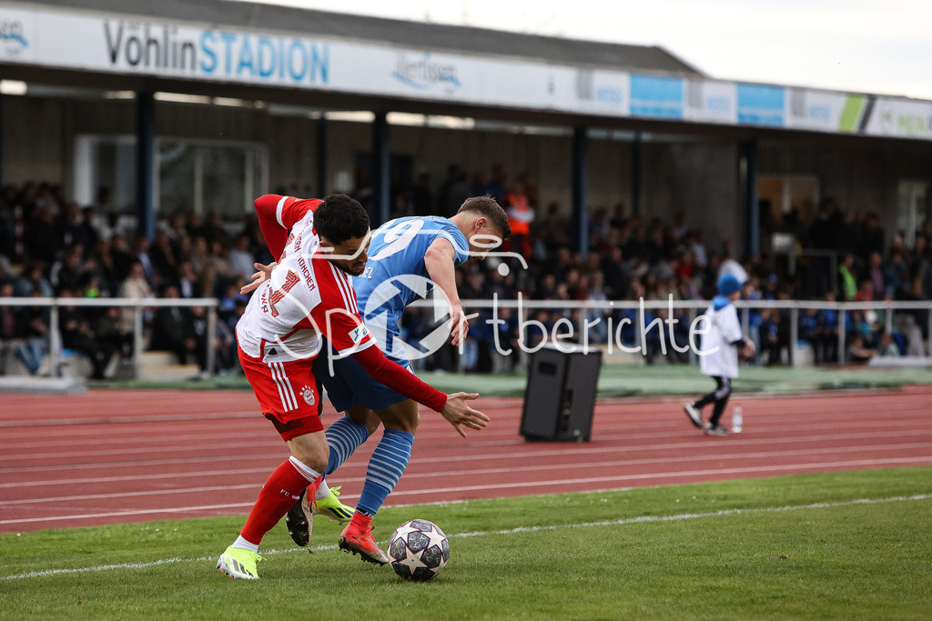 FV Illertissen - FC Bayern Amateure | Dion BERISHA (FCB #11) im Duell mit Nico FUNDEL (FVI #19) / Zweikampf