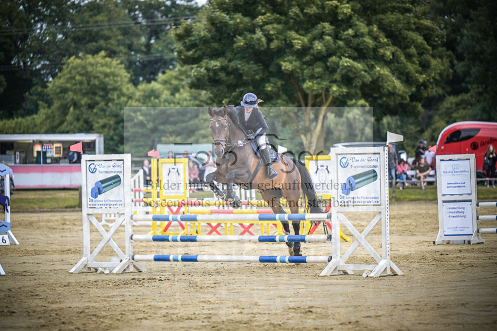 DOS_7903 | Entdecke hochwertige Reitturnierfotos von Foto Oger. Professionell, emotional und authentisch – jetzt Lieblingsmomente im Shop bestellen.Deutschlandweite Turnierfotografie. - Realisiert mit Pictrs.com