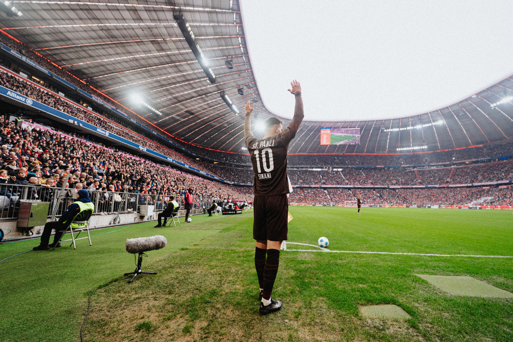 HEV01473 | Der offizielle Shop für FC St. Pauli Fotos. Wähle aus Spielszenen & Fanmomenten dein FCSP Wunschformat. Wir liefern Millerntor-Atmosphäre.
