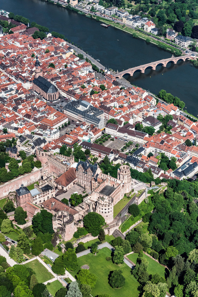 dr__0018044.jpg | HEIDELBERG 01.06.2017 Altstadtbereich und Innenstadtzentrum  am Flussufer des Neckar in Heidelberg im Bundesland Baden-Württemberg, Deutschland. // Old Town area and city center on Flussufer of Neckar in Heidelberg in the state Baden-Wuerttemberg, Germany. Foto: Daniel Reiter