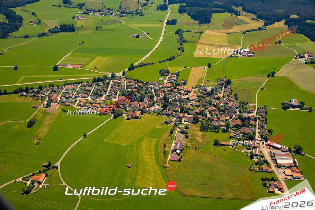 Das Luftbild zeigt : Oberthingau Unterthingau - Die Luftaufnahme wurde 2024 vom UL-Flugzeug aus erstellt ( keine Drohne ) - Hochauflösende Luftaufnahme - Für grossformatige Ausdrucke geeignet. Die Geschenkidee !Mit Lizenz und Bildrechte bestellbar