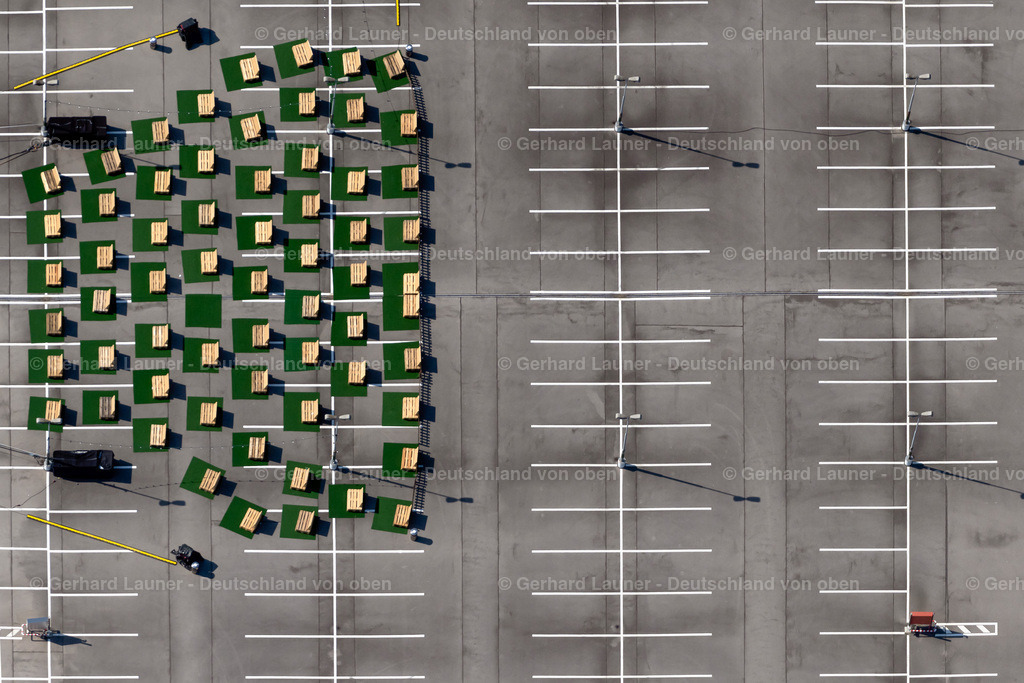4041798 | LEIPZIG 15.09.2020 Senkrecht- Luftbild aus der Satelliten- Perspektive vom Parkplatz für abgestellte Kunden- Fahrzeuge mit Sitzbänken für ein Sommerkino am Einkaufs- Zentrum " Paunsdorf Center " im Ortsteil Paunsdorf in Leipzig im Bundesland Sachsen, Deutschland. Weiterführende Informationen bei: Unibail-Rodamco Germany GmbH. // Vertical aerial view from the satellite perspective of the parking space for parked cars witz seats for a cinema at the shopping center " Paunsdorf Center " in the district Paunsdorf in Leipzig in the state Saxony, Germany. Further information at: Unibail-Rodamco Germany GmbH. Foto: Gerhard Launer