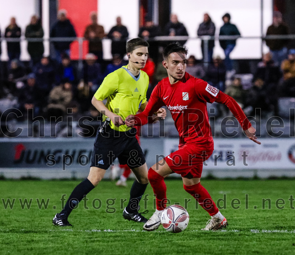 2024-03-28_067_FC_Schwaig_gegen_VfB_Forstinning | Oberding, Deutschland, 28.03.2024:
Fußball, Landesliga Südost 2023 / 2024, 27. Spieltag, FC Schwaig gegen VfB Forstinning, Endergebnis: 2:1

Schiedsrichter Philipp Spateneder, Matija Milic (VfB Forstinning, #28)

Foto: Christian Riedel / fotografie-riedel.net