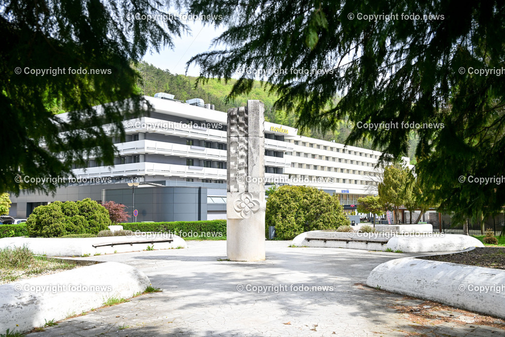 Slowakei_ Trenciansky kraj_ Trencianske Teplice_ 22.04.2025-10 | 22.04.2025, Slowakei, SVK, Trenciansky kraj, Trencianske Teplice, im Bild Trencianske Teplice, Trentschin-Teplitz, Stadt im Westen der Slowakei, Kurort mit Sehenswuerdigkeiten, Hotels aus der Zeit der habsburgischen Monarchie, einem Kurpark sowie alten Badehaeusern, Stadtansichten, Gebaeude, Architektur, Park, Strassen, Haeuser, Infrastruktur,  Denkmaeler, Kultur, Hotel