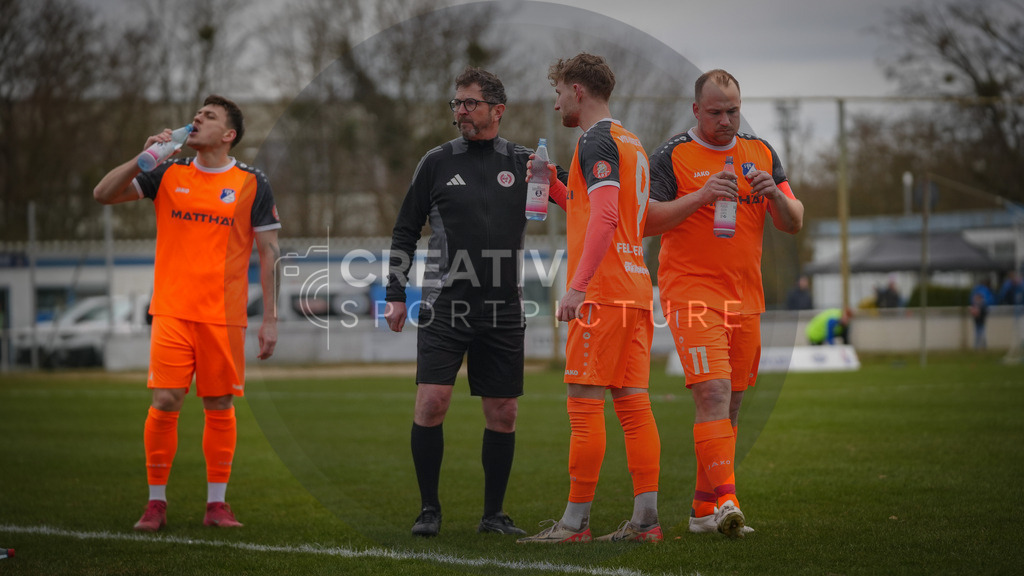 Fußball, Herren, Saison 2025/2026, Landespokal Brandenburg, Halbfinale, RSV Eintracht 1949 vs. VfB 1921 Krieschow, Samstag 28.03.2026, Sportplatz-Heinrich-Zille-Straße | Fußball, Herren, Saison 2025/2026, Landespokal Brandenburg, Halbfinale, RSV Eintracht 1949 vs. VfB 1921 Krieschow, Samstag 28.03.2026, Sportplatz-Heinrich-Zille-Straße, Im Bild: Trinkpause beim VfB Krieschow in der Verletzungsunterbrechung. - Realisiert mit Pictrs.com