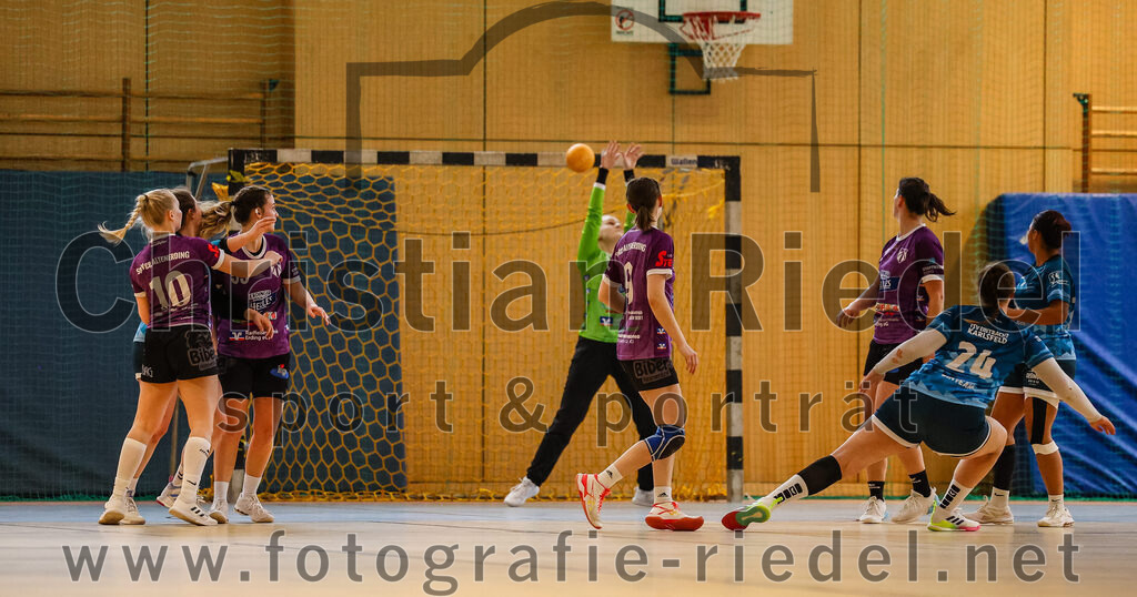 2024-03-09_033_SpVgg_Altenerding_gegen_Eintracht_Dachau-Karlsfeld | Erding, Deutschland, 09.03.2024:
Handball, Bezirksoberliga Frauen Altbayern 2023 / 2024, 17. Spieltag, SpVgg Altenerding gegen Eintracht Dachau-Karlsfeld, Endergebnis: 26:25

Lena Popp (SpVgg Altenerding, #10), Verena Bauer (SpVgg Altenerding, #55), Julia Kranich (SpVgg Altenerding, #9), Janina Konrad (SpVgg Altenerding, #2), Janine Klapproth (TSV Eintracht Karlsfeld, #24)

Foto: Christian Riedel / fotografie-riedel.net