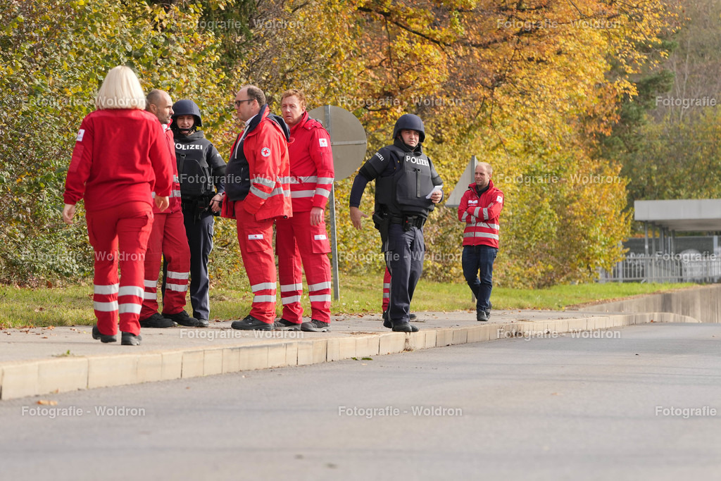 20221111 Amoklauf in Mittelschule Haselstauden | DORNBIRN, OESTERREICH - 11. NOVEMBER: Polizeieinsatz waehrend des Amoklaufs in der Mittelschule Haselstauden in Mittelschule Haselstauden on November 11, 2022 in Dornbirn, Austria.
