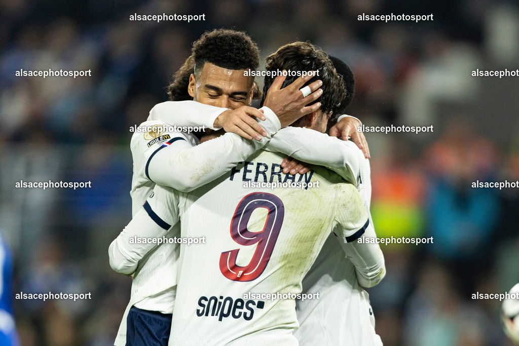 9L6A0985 | Joie des joueurs de l'equipe de Paris Saint-Germain (PSG) apres le but de Désiré Doué #14 (PSG) - Realisiert mit Pictrs.com