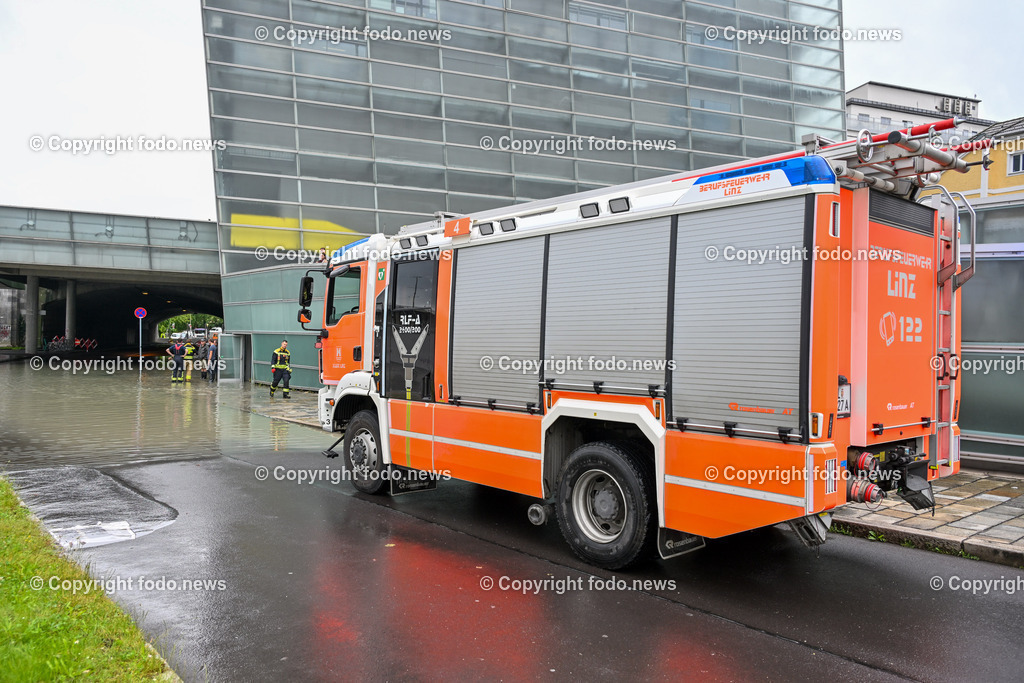 Linz_ Urfahr_ Donau_ Hochwasser_ 04.06.2024-55 | 04.06.2024, Linz, AUT, Urfahr, Hochwasser, im Bild Donau, Donaulaende Linz Urfahr, AEC, Neues Rathaus, Unterfuehrung, Berufsfeuerwehr Linz