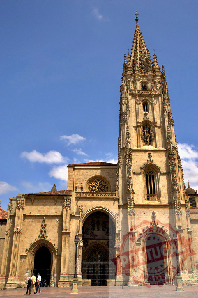 Oviedo Cathedral Gothic architecture bell tower against blue sky | Oviedo Cathedral featuring its intricate Gothic architecture against a clear blue sky - Realisiert mit Pictrs.com