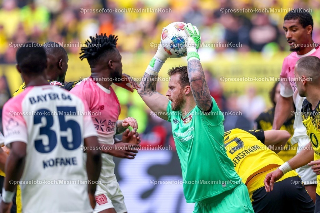 BVB11042601039 | 11.04.2026, Fußball, Borussia Dortmund - Bayer 04 Leverkusen, 1. Fußball Bundesliga, 29. Spieltag, Signal Iduna Park, Saison 2025 2026: Torwart Mark Flekken&nbsp;(Bayer04 Leverkusen #01) verteidigt das Tor im Strafraum  DFB regulations prohibit any use of photographs as image sequences and or quasi-video.